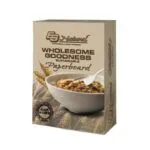 Una caja de demostración muestra el aspecto totalmente natural de la fibra reciclada y muestra una caja de cereal saludable.