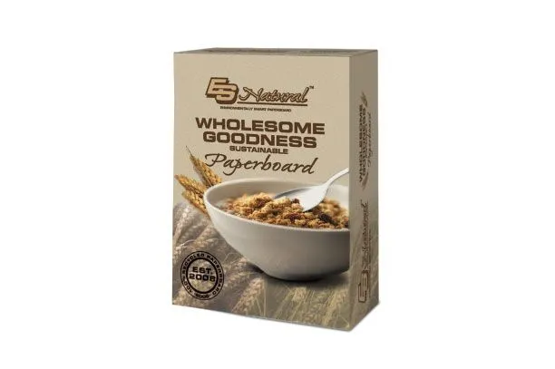 Una caja de demostración muestra el aspecto totalmente natural de la fibra reciclada y muestra una caja de cereal saludable.
